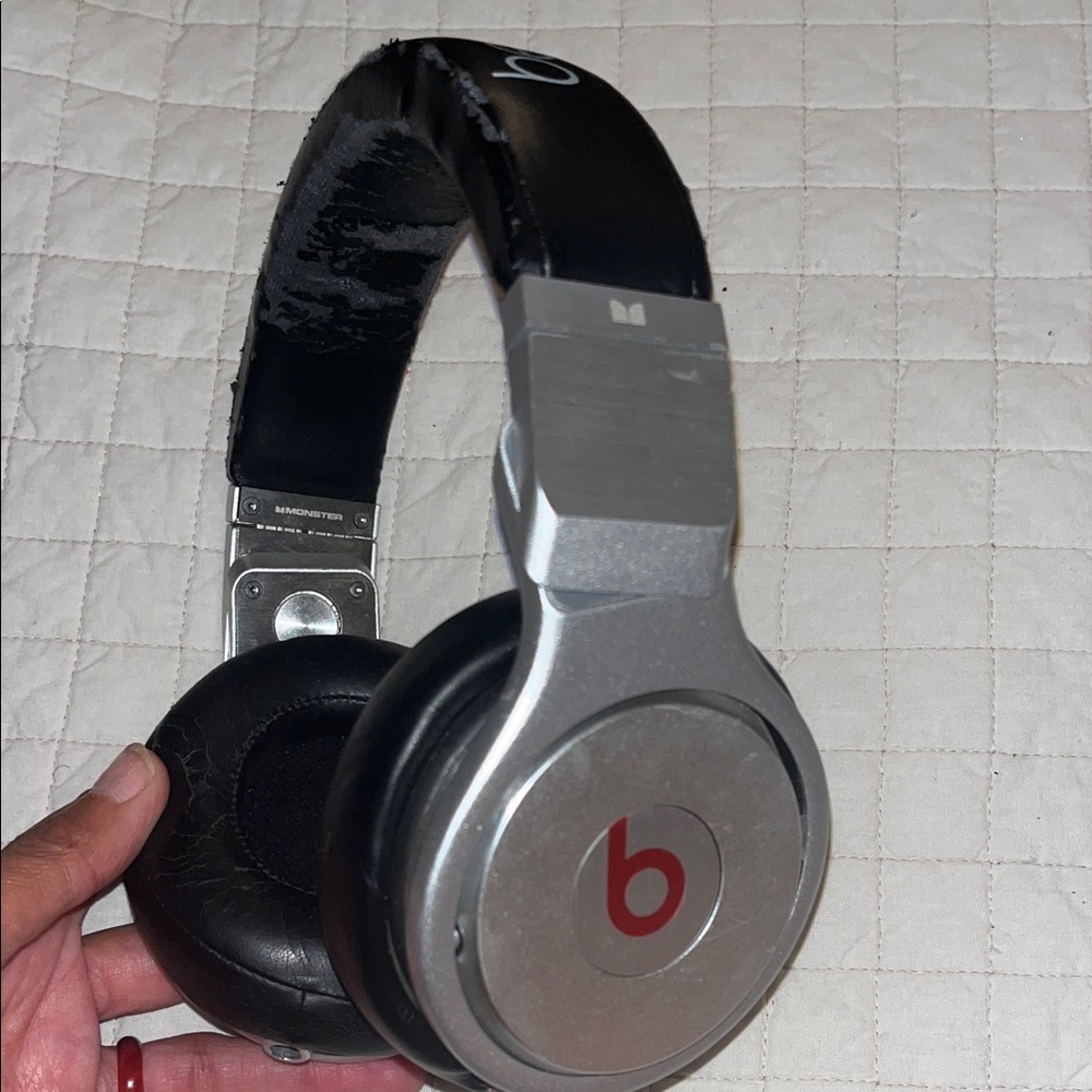 Beats by Dre Black and Silver Over-Ear Headphones - Picture 2 of 7